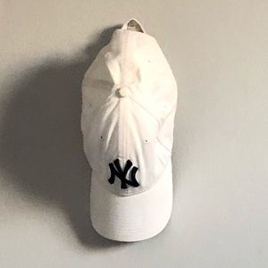 White new era New York Yankees cap